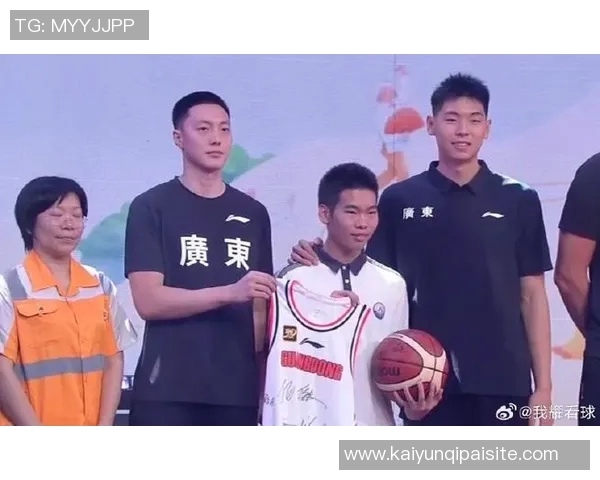 媒体人分享广东全运男篮探班照片赵睿身穿北京T恤与胡明轩崔永熙同框合影
